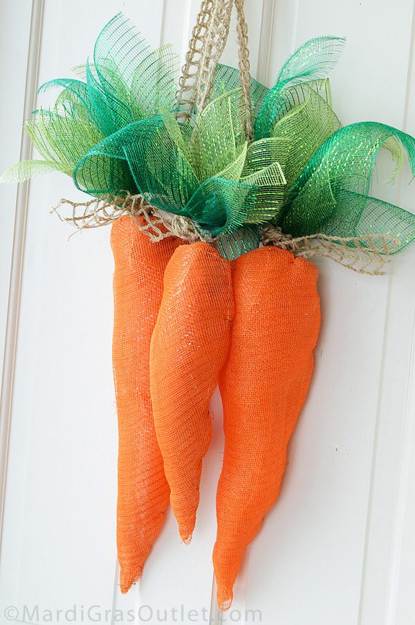 Check out these adorable spring wreaths that will brighten your door! Perfect for Easter decorating.