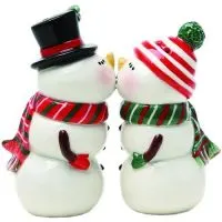 How cute are these kissing snowmen salt and pepper shakers!